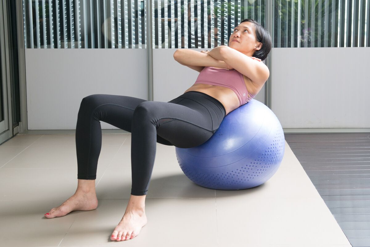 Betty Personal Trainer Singapore_Abs on fitball Maly